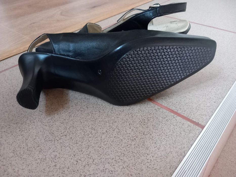 Pantofi noi din piele