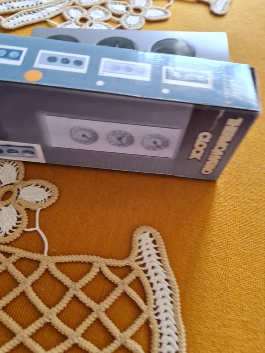 Termometru, higrometru  și ceas cu baterie.