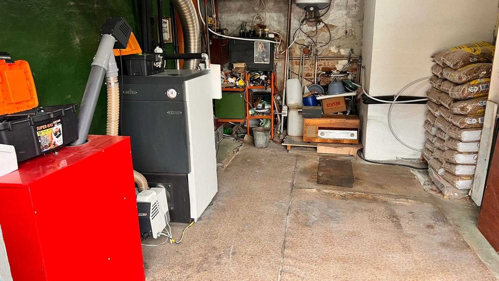 ПРОДАВА СЕ: Просторна двуетажна къща с двор и чудесна локация!