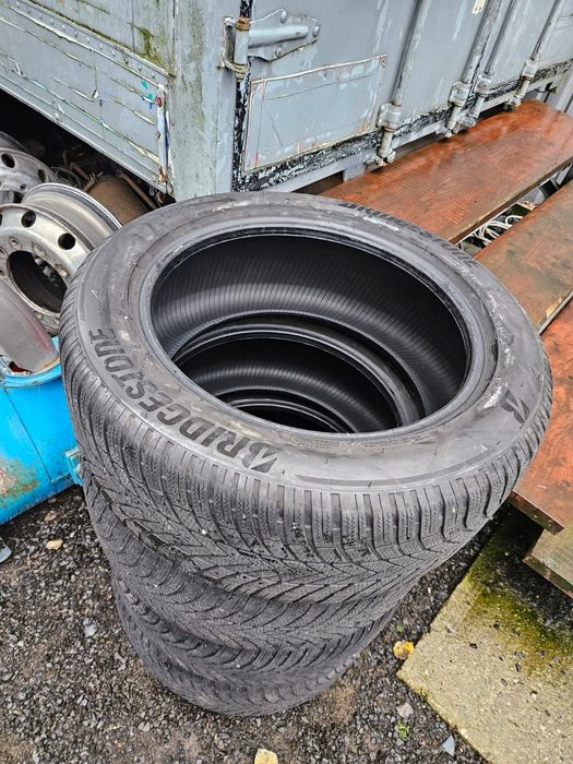 Vând anvelope iarnă 275/50/20 Bridgestone