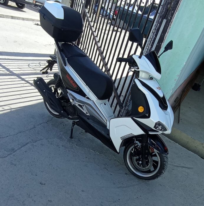 ITALIYA R2 motoskuter sotiladi.
