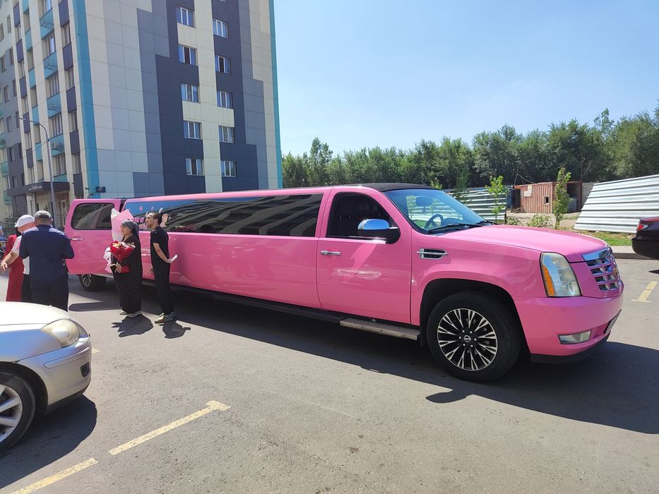 Лимузины Cadillac розовый,  hummer  белый для вашего мероприятия