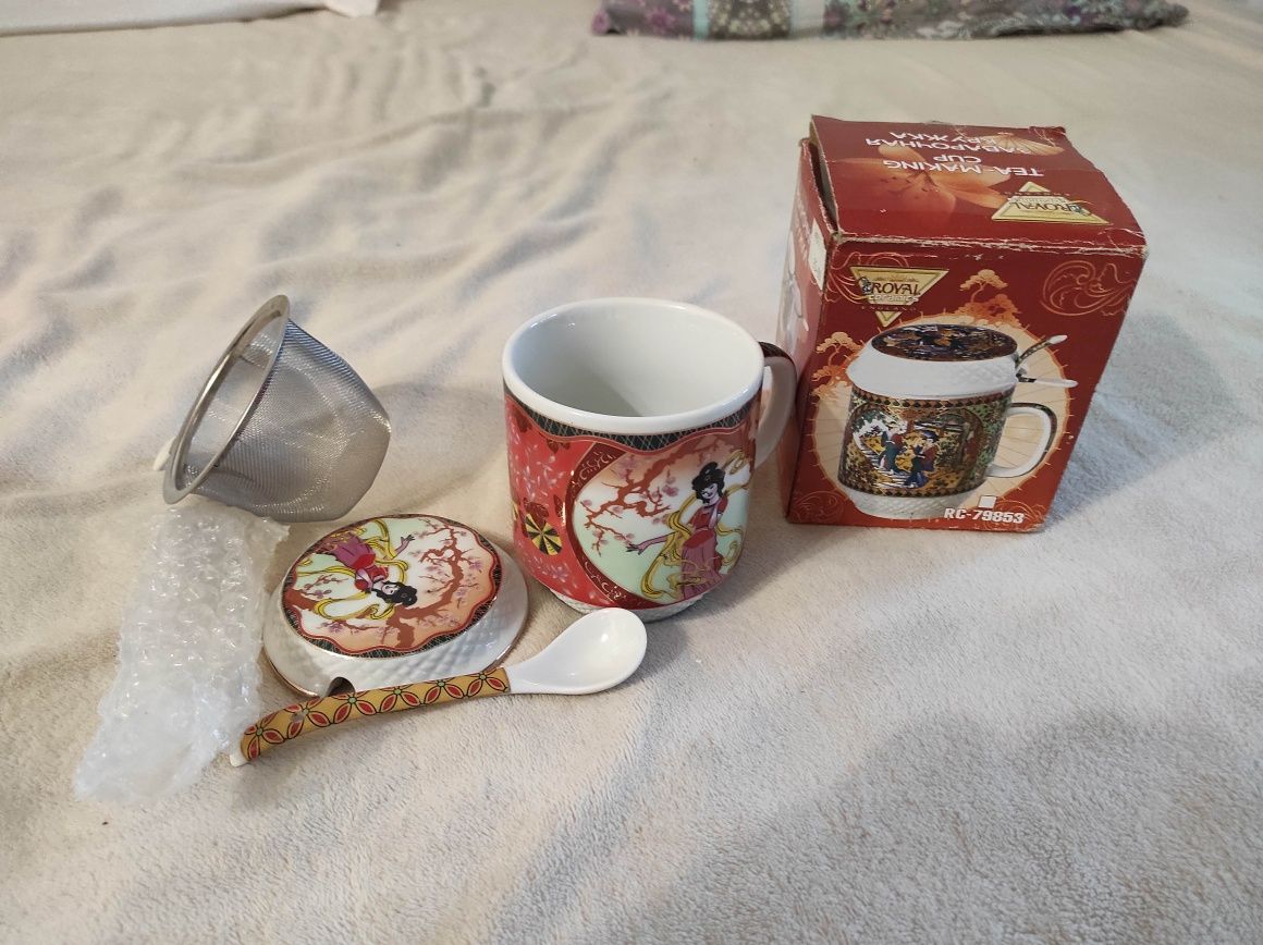 Нова керамична чаша с цедка, капаче и лъжичка