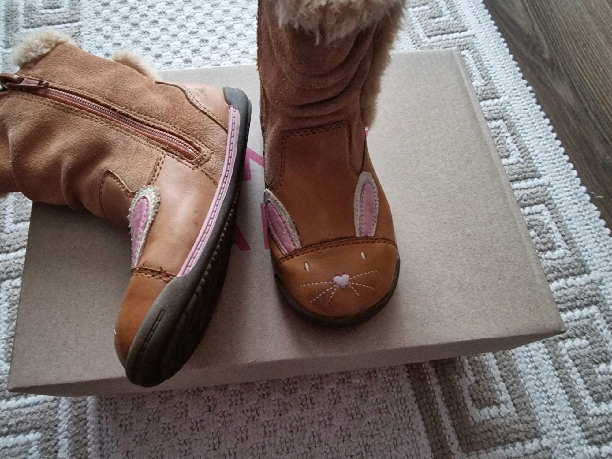 Cizmulite cu blanita si piele -Clarks. Marimea 23