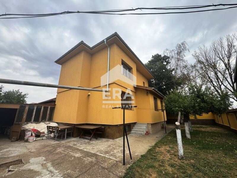 Страхотна семейна къща в с. Сандровo