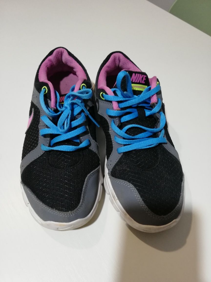 Adidași Nike, mărimea 36