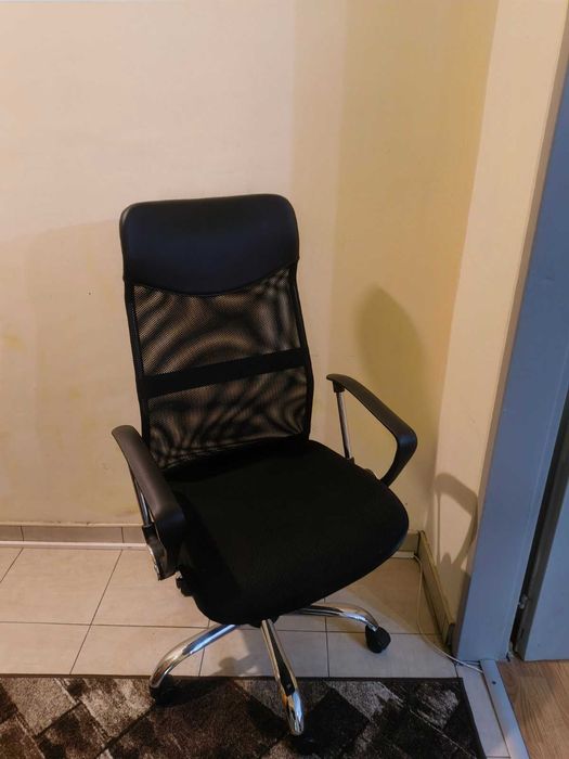 Продавам офис стол