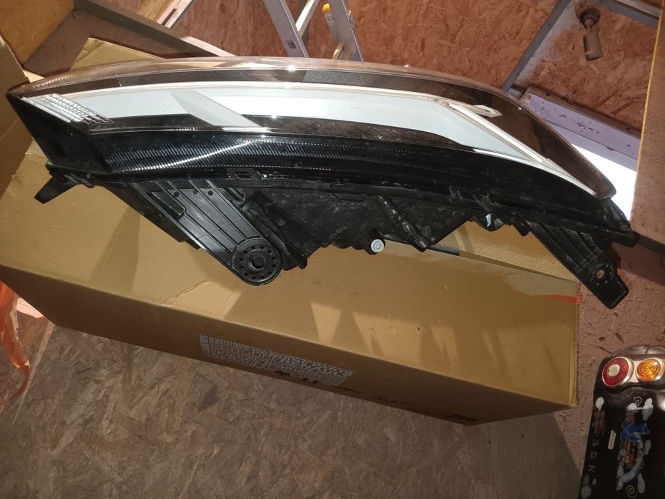 Vând far dreapta logan 3 cu alb