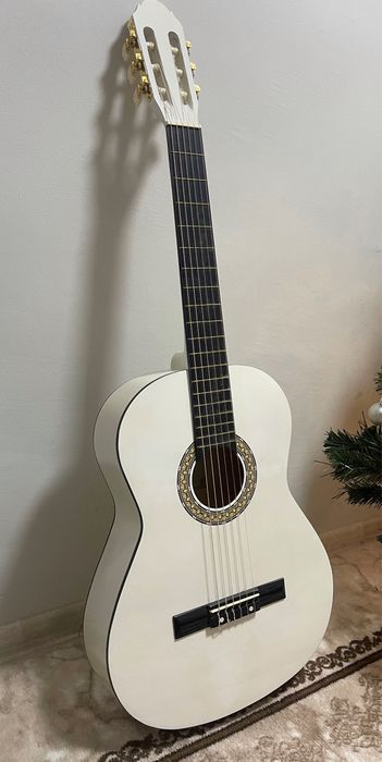 Чисто нова класическа китара