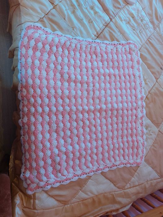Продавам бебешко плетени одеяло