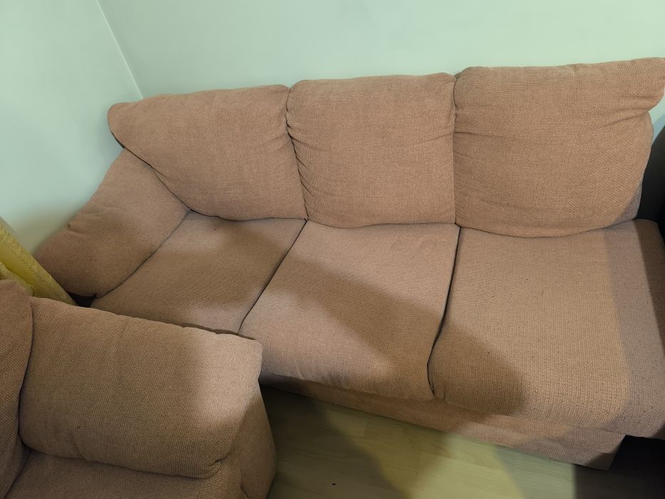 Диван безплатно много е запазен.