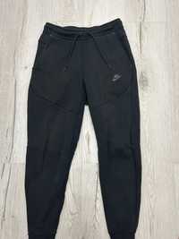 Pantaloni Nike Tech Fleece S