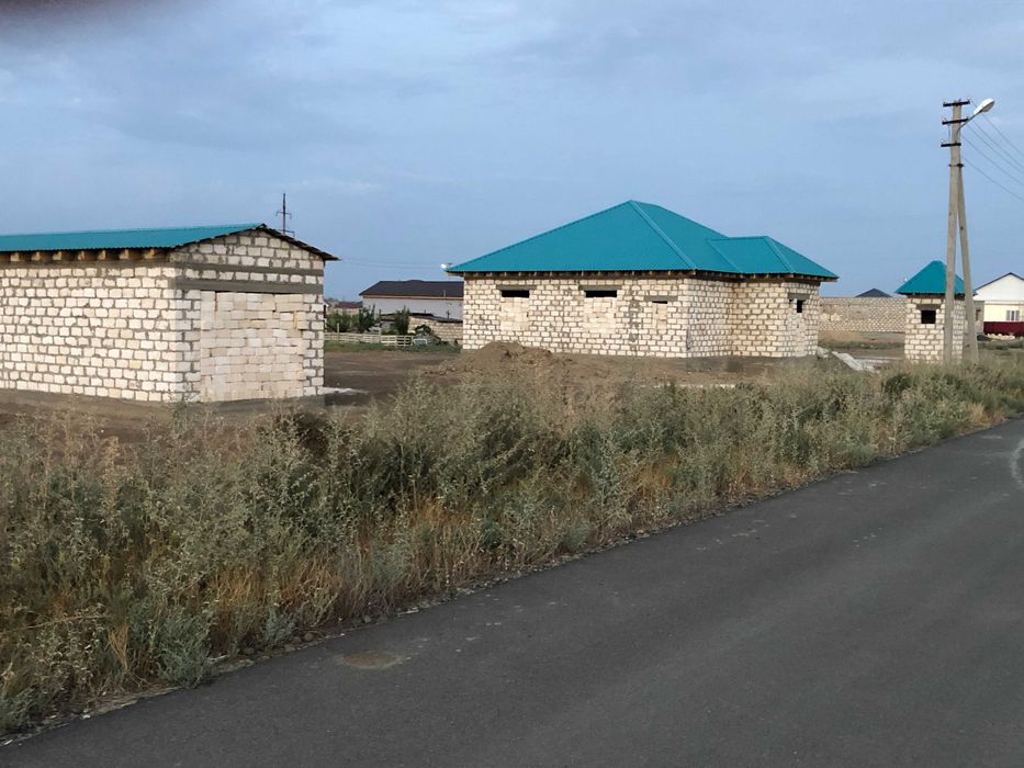 В мкр. Байтак-3 (Водниково-3) продается недост. дом с гараж. и времян.