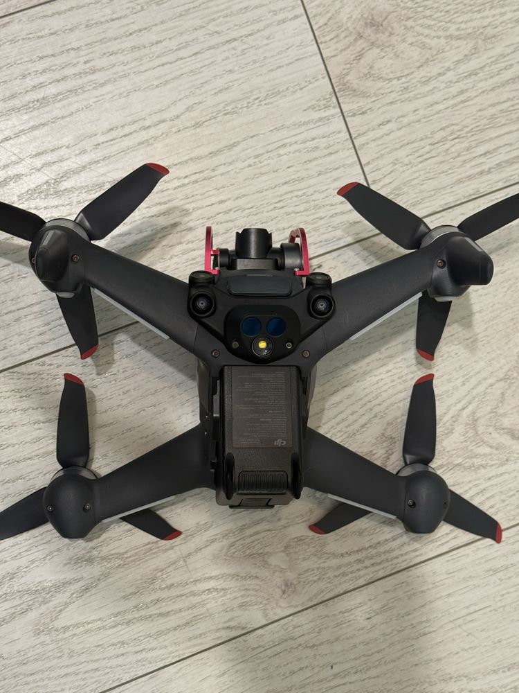 DJI FPV- дрон с батерия и хъб за зареждане