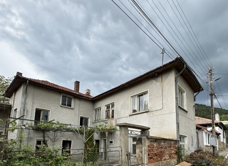 Продава се Къща в Казанлък - 180 кв.м за 338 €/кв.м - Снимка #1