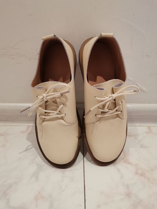 Продавам дамски кожени обувки 37 номер