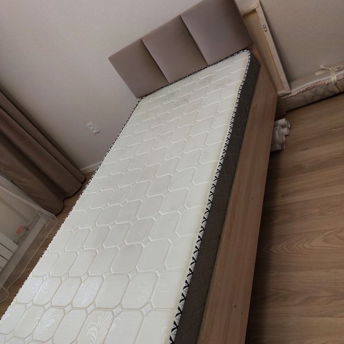 Продам кровать с матрасом