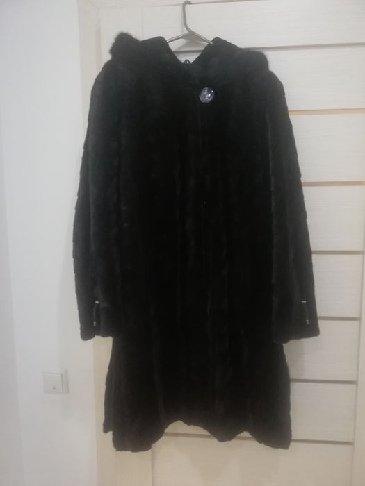 Норковая шуба с поясом и копюшоном.