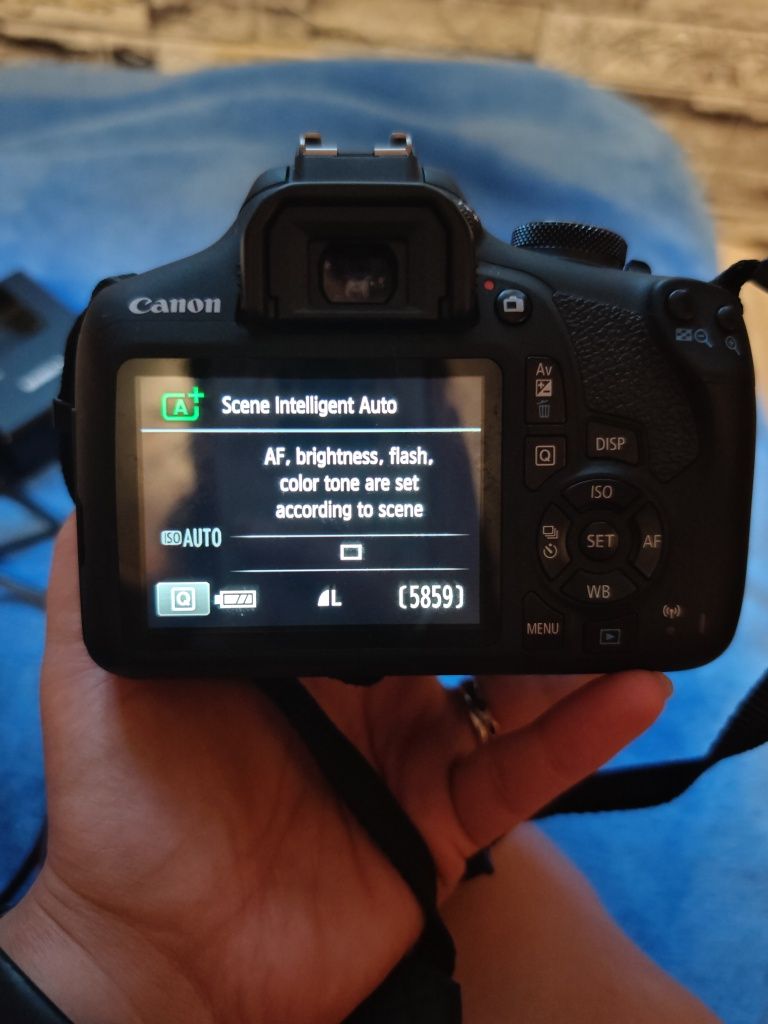 Фотоапарат Canon EOS 2000D