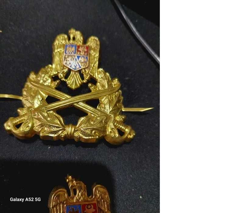 Emblemă caschetă, cu spade și vultur cu scut și petlite ofiteri