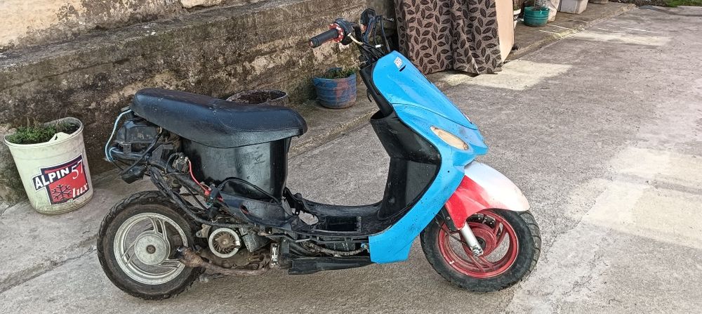 Vnd 2 scutere gy6 unu de 49cc și unu de 100cc