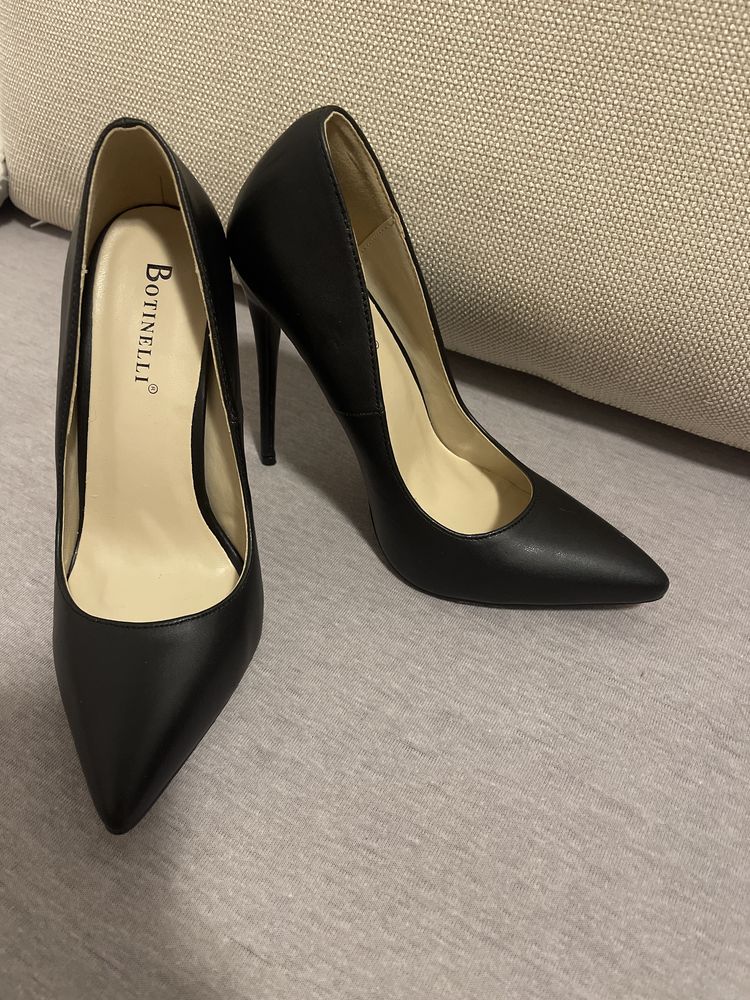 Vand stiletto marimea 37