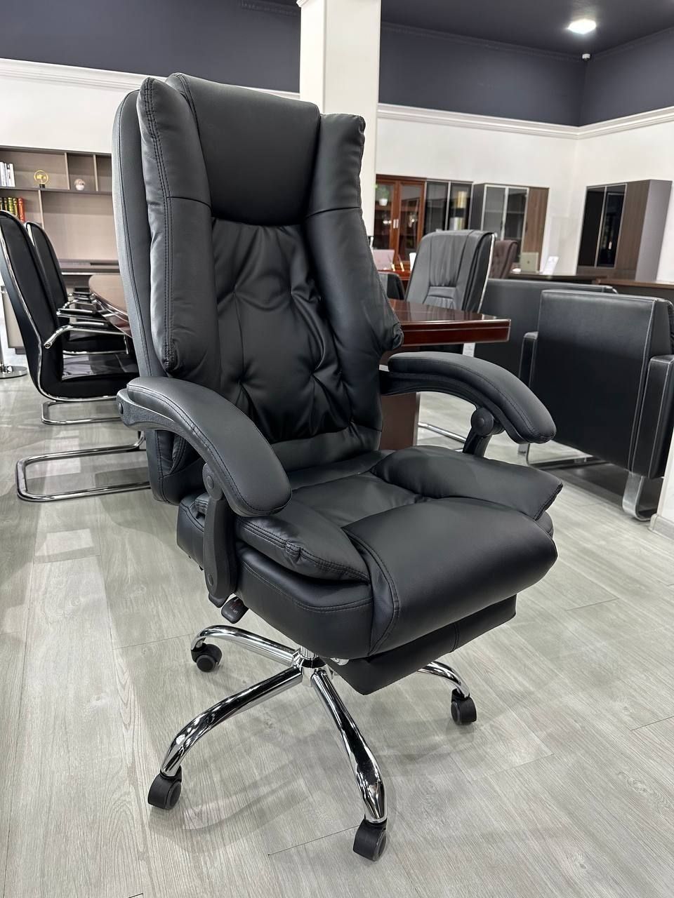 Офисное кресло для руководителя модель Мерс,507
