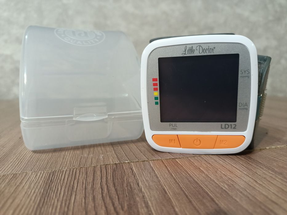Тонометр на запястье. На батарейках