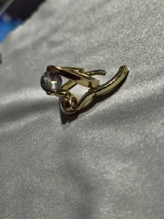 Cerceii suflați cu aur din zirconiu