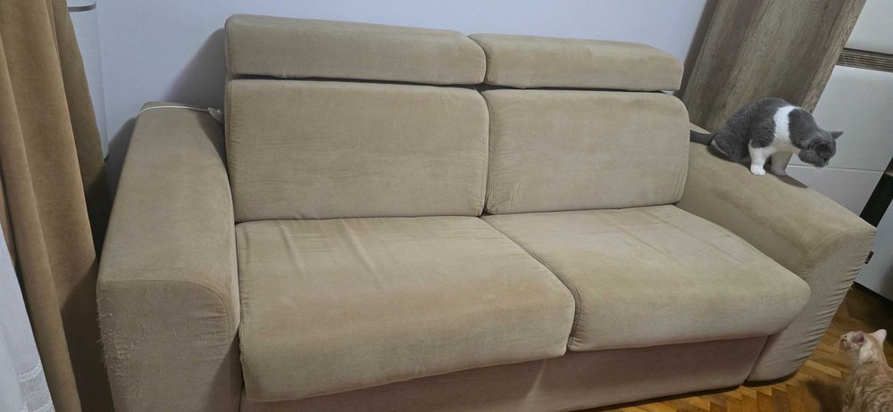 Canapea, birou, dulap