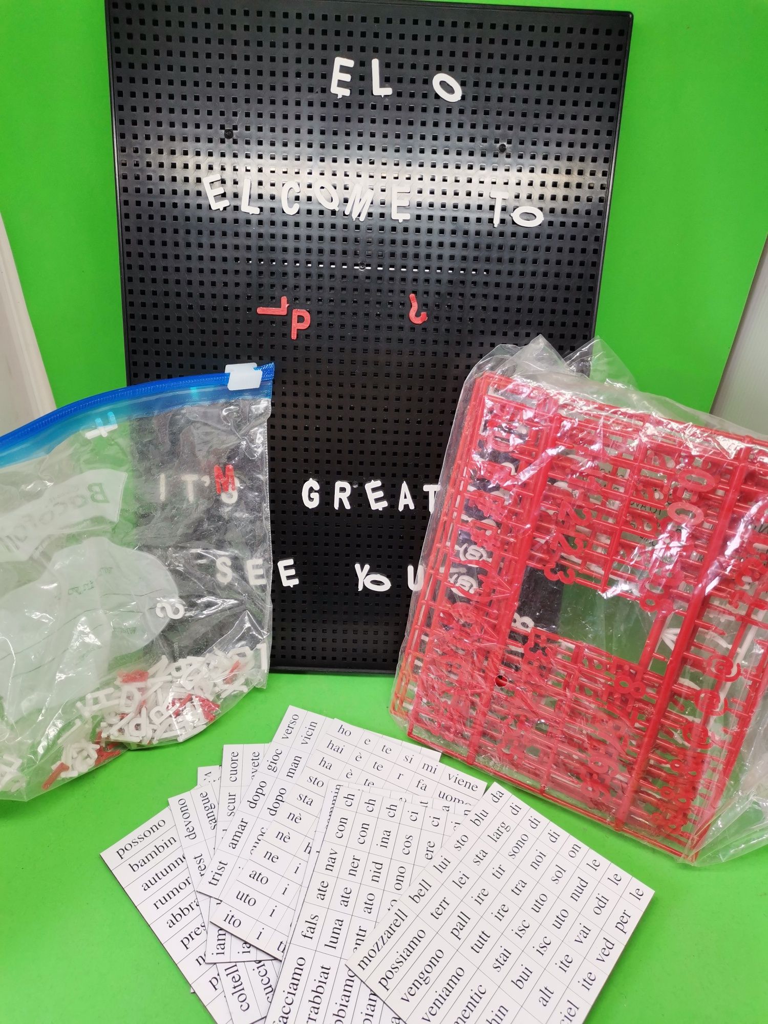 Litere magnetice și tabla gen scrabble. Kit montaj educativ.