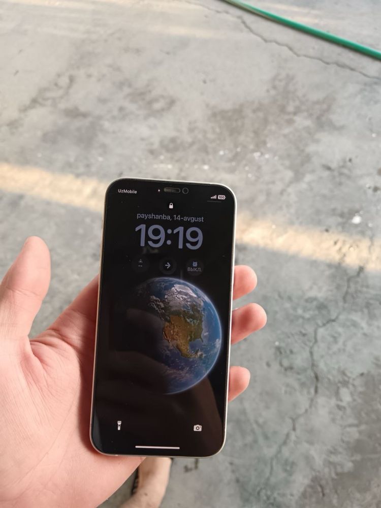 Iphone 12.