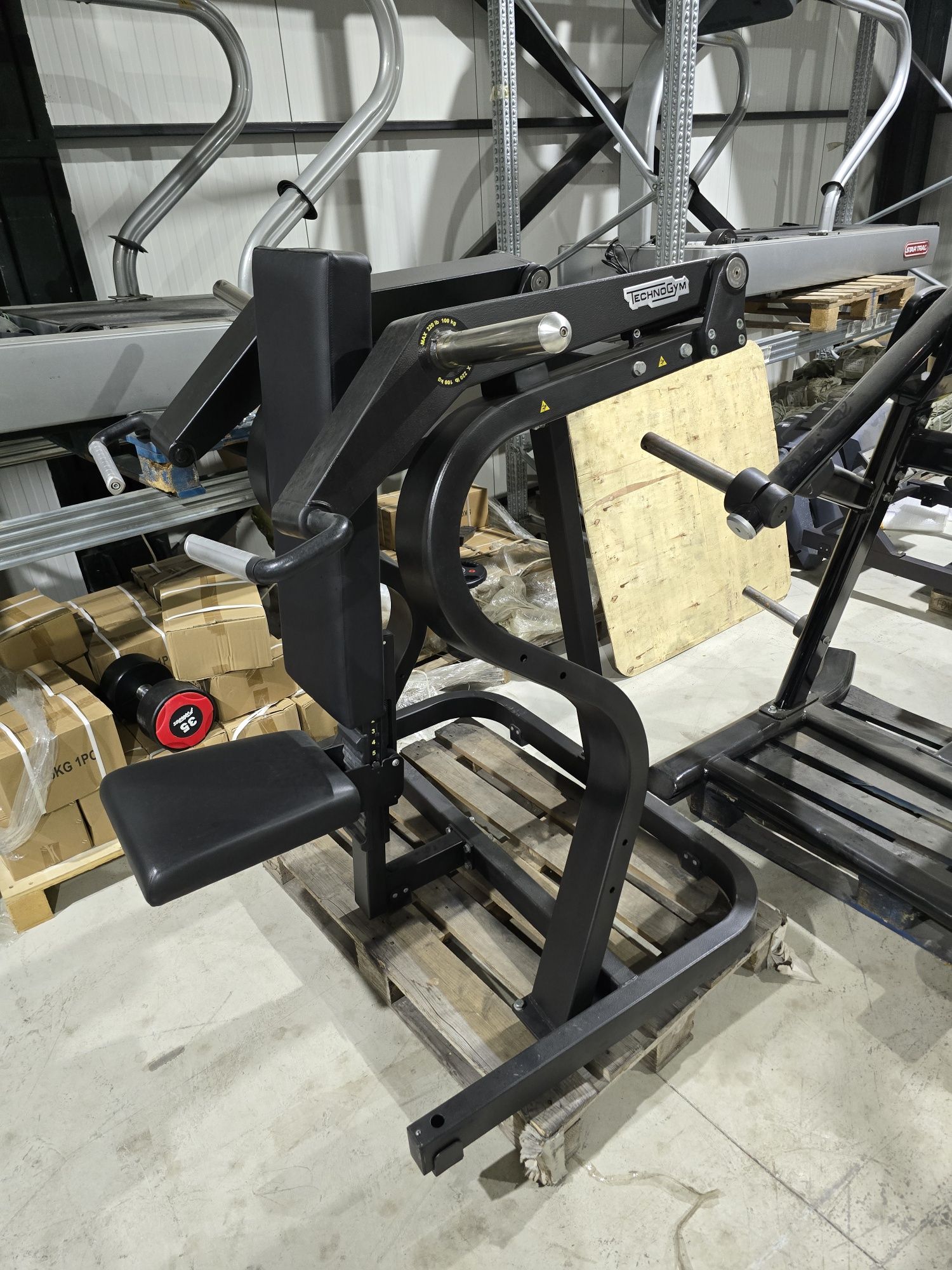 Technogym раменна преса със свободни тежести