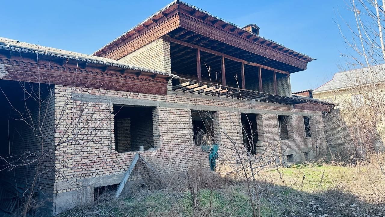 Андижон шахрихон йу'лида битмаган коробка ховли сотилади