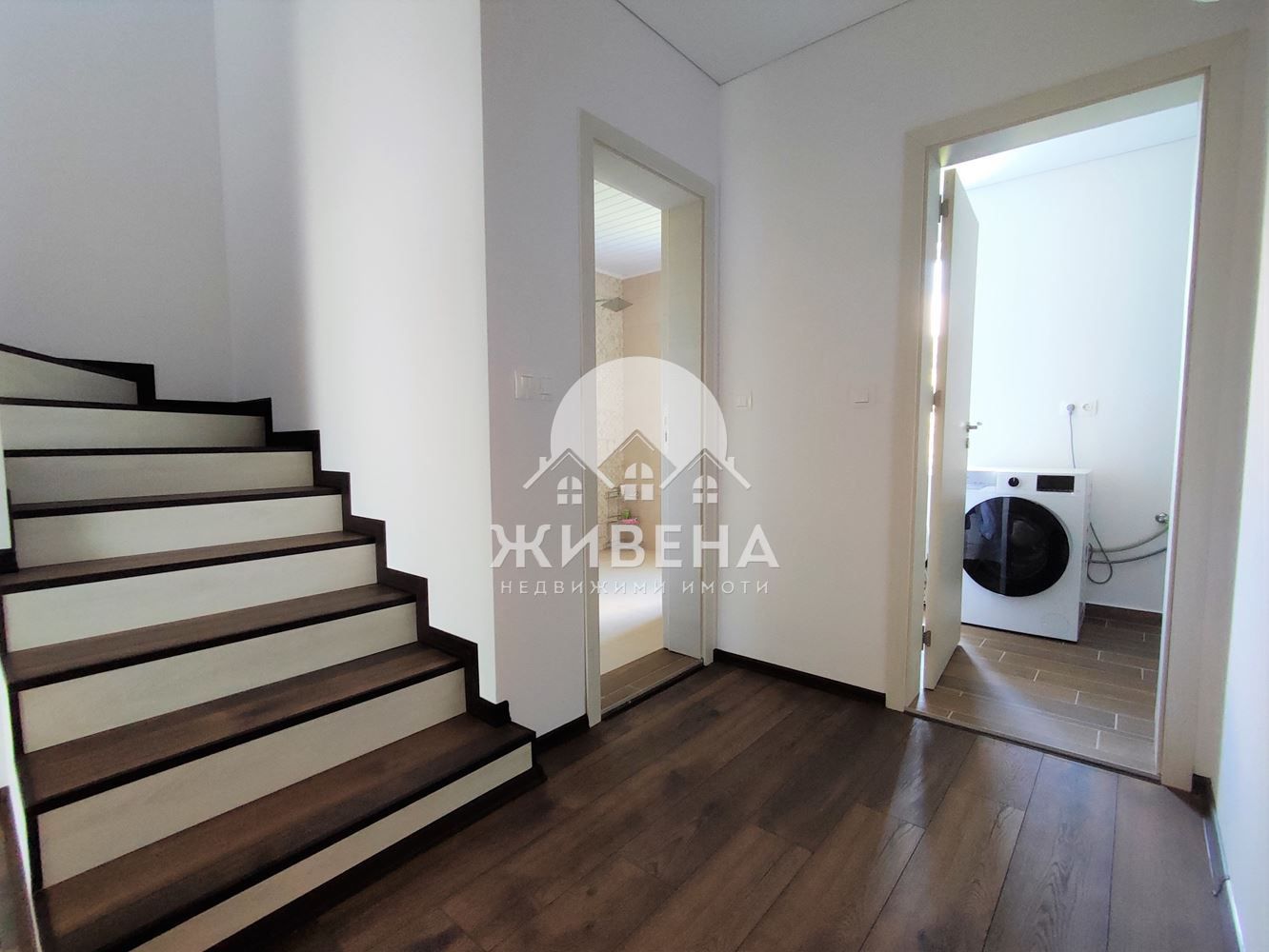 Триетажна къща в м-т Ален Мак, РЗП 270 кв.м