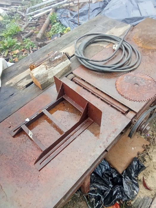 Vând circular cu abric sau schimb cu auto!