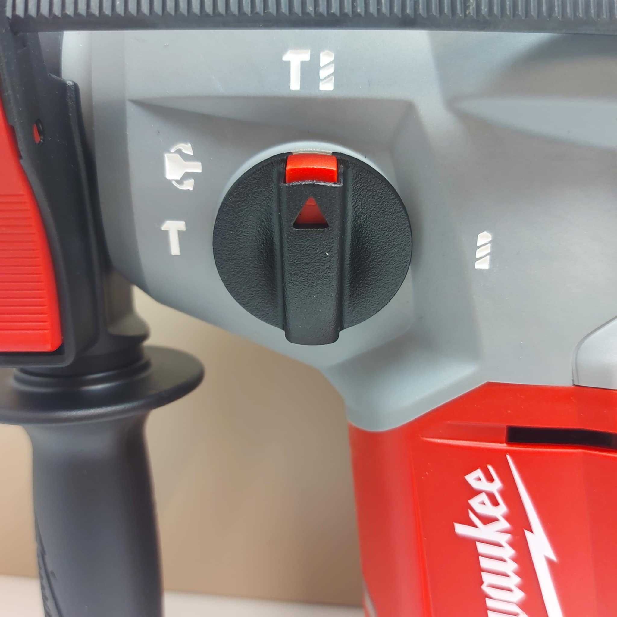 Акумулаторен комбиниран перфоратор Milwaukee M18 BLH-0