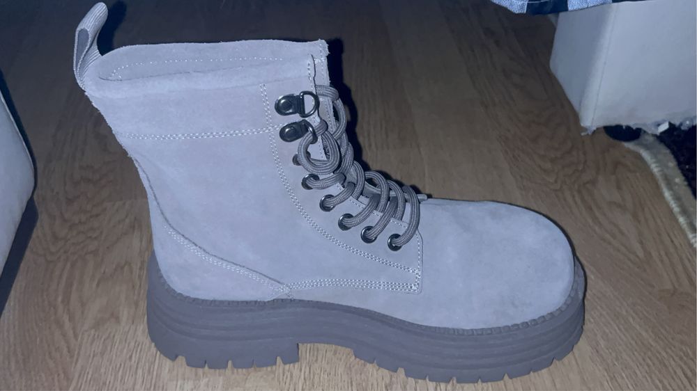 Vând ghete TRENDYOL