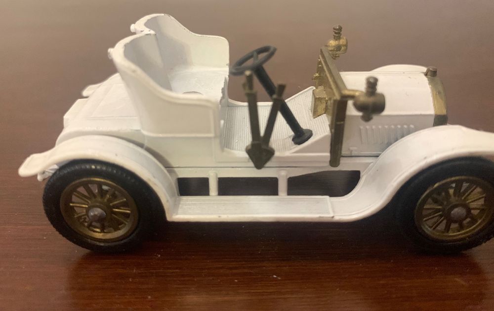 За колекционери - миниатюрни колички и керамични фигури