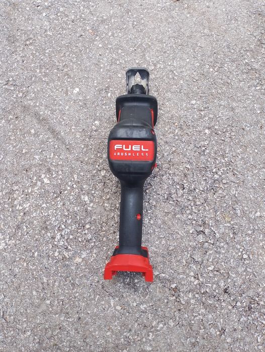 Безчетков саблен трион Milwaukee m18