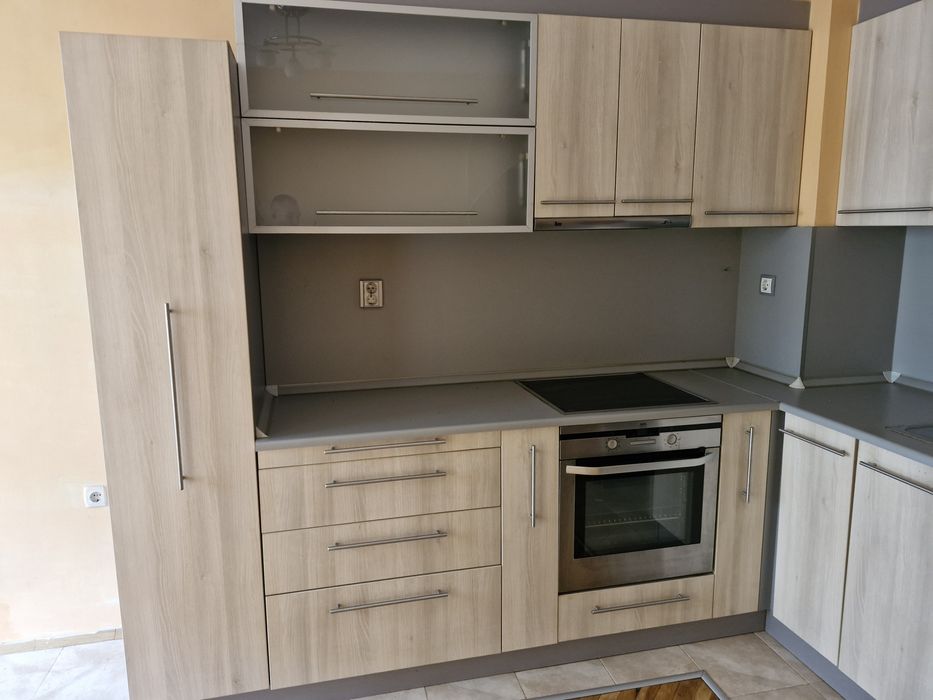 Ъглова кухня с фурна AEG и абсорбатор Teka – перфектно състояние