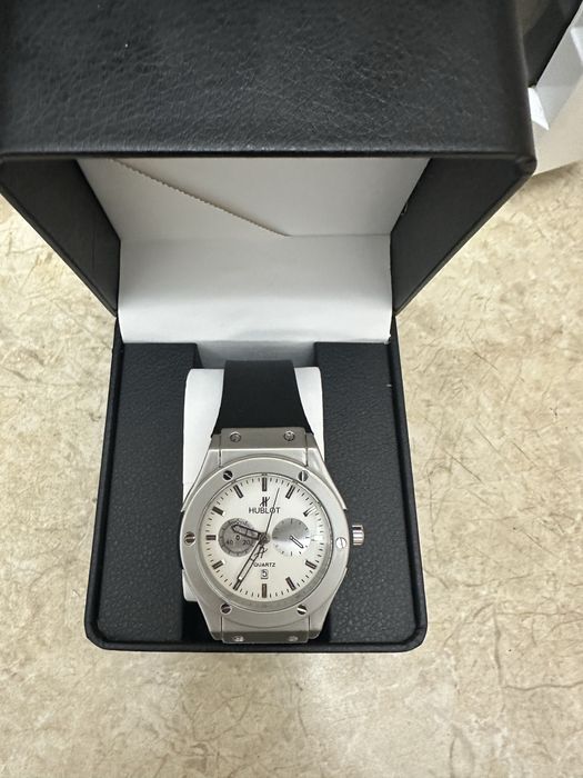 Продам часы Hublot кварцевые новые