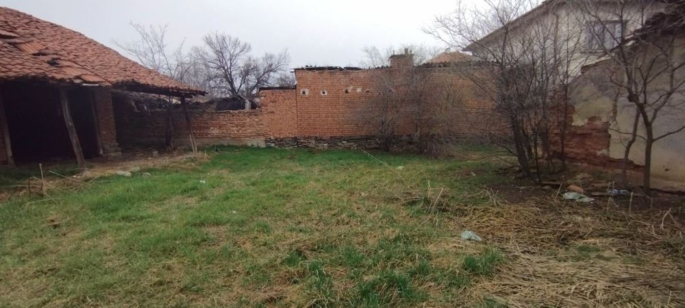 Продава се къща в гр. Ихтиман в идеален център.
