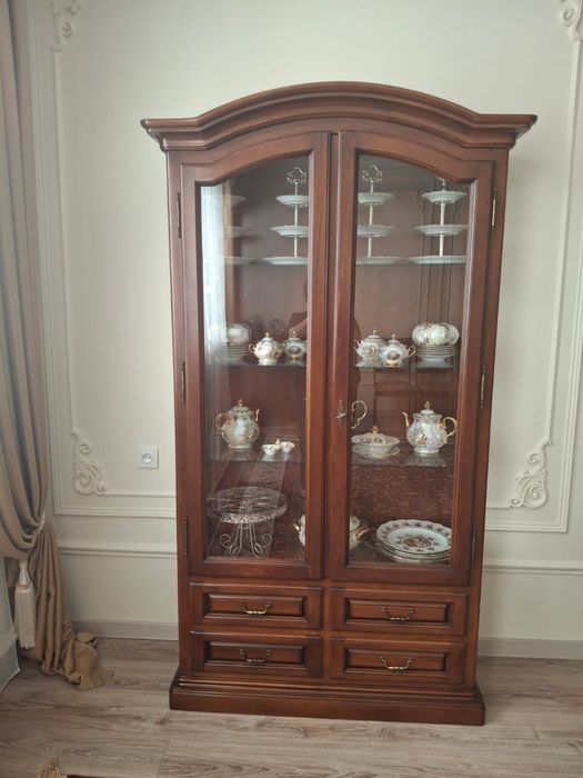 Витрина 2шт. Дерево. Румыния.