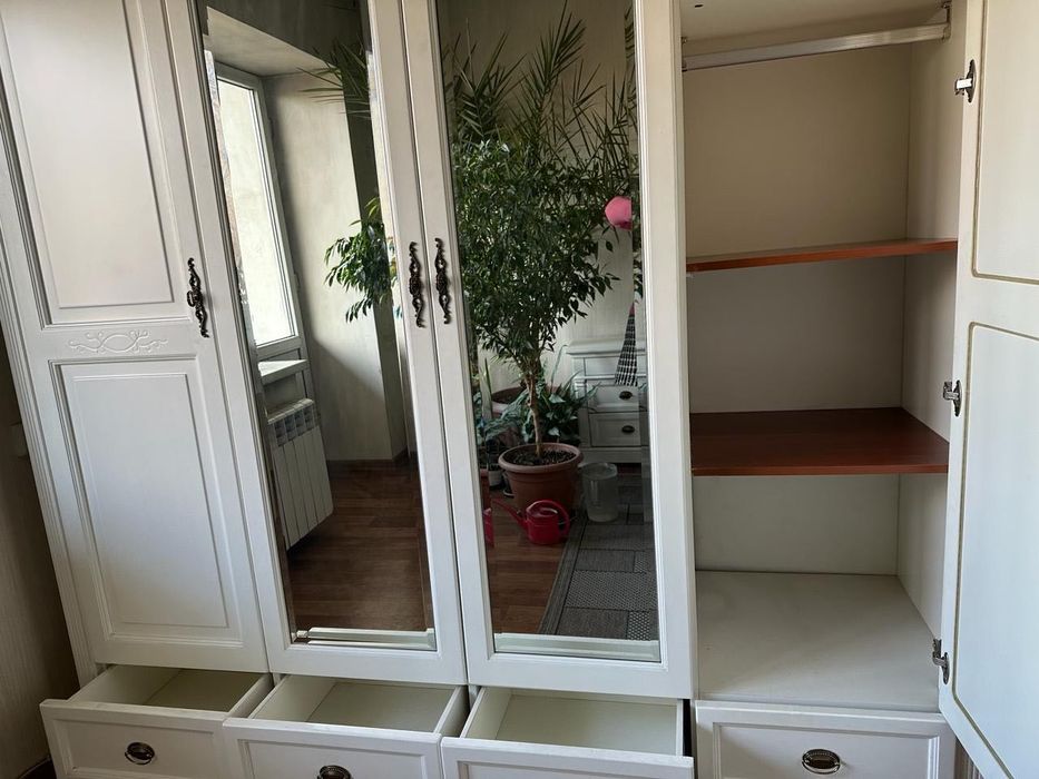 Белый шкаф для одежды