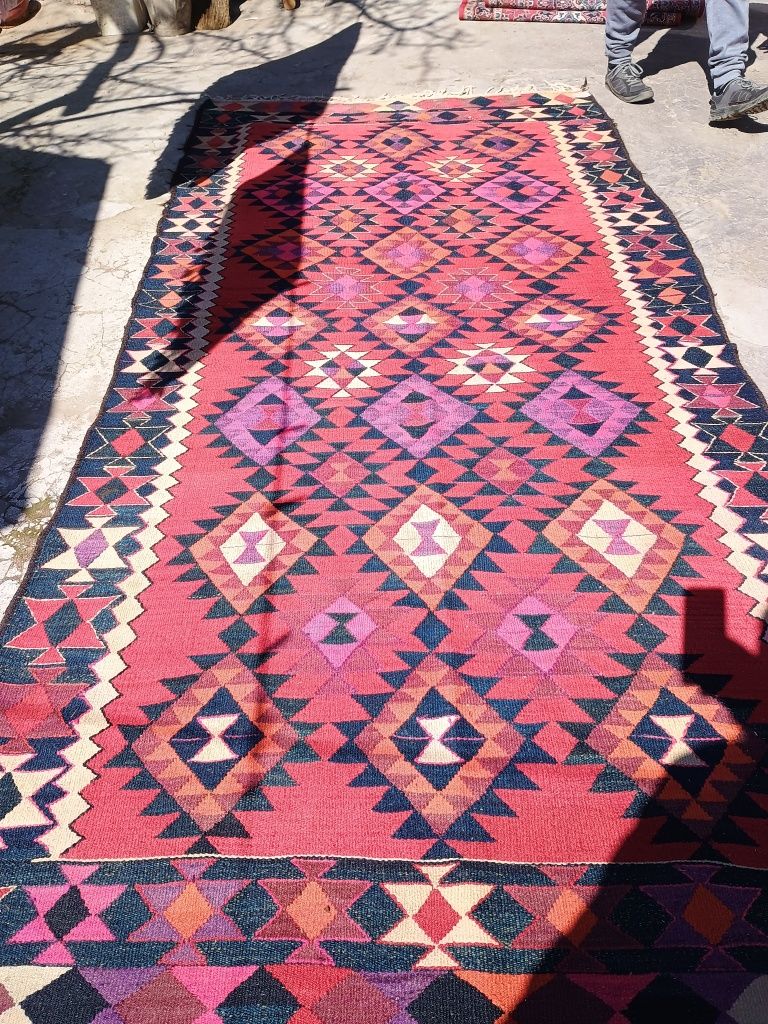 Ръчно тъкан килим