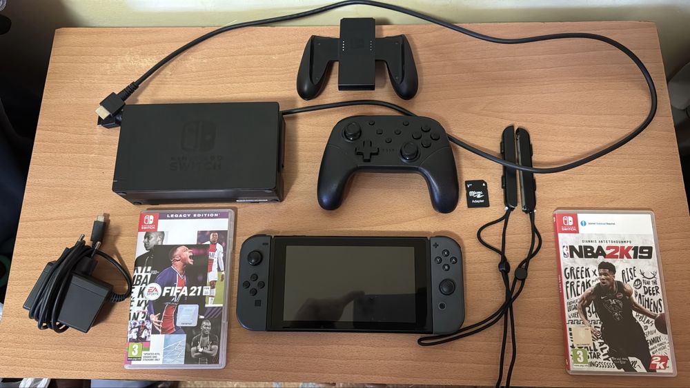 Nintendo switch cu toate accesoriile + Controller pro + Card de 64 gb.