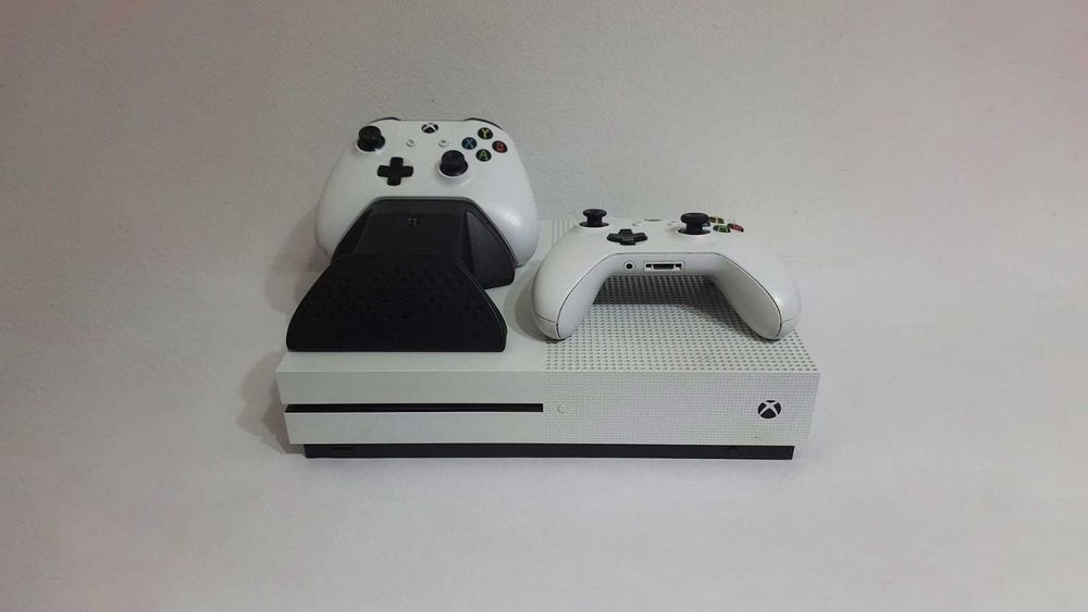 Xbox One S 1TB + 2 Manete Bune + Stație încărcare cu baterii custom