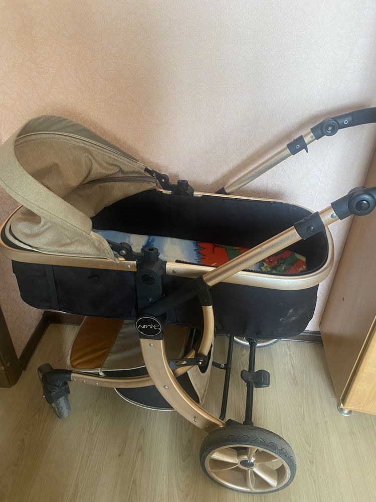 Прогулочная коляска для новорожденных , сидячая , и лежачая в одном.