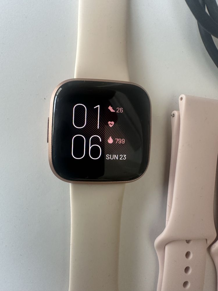 Смарт часовник Fitbit Versa 2 като нов с резерни каишки